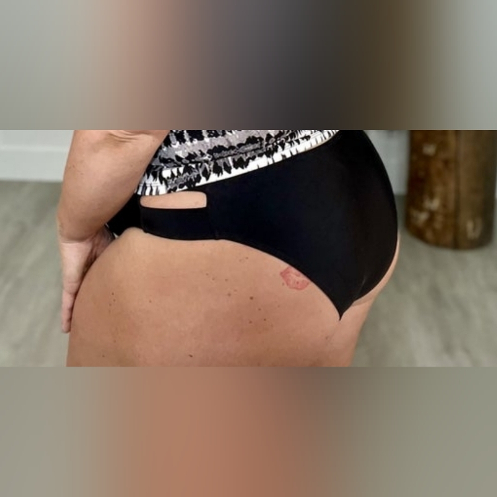 NWOT B1921 2X Black Side Cut Out Swim Bottoms